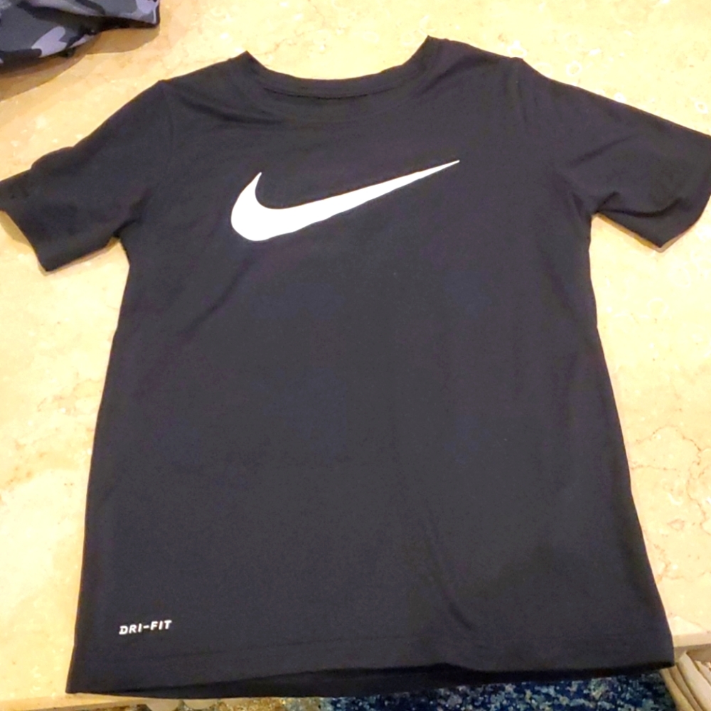 Nike boys dri fit tee shirt
